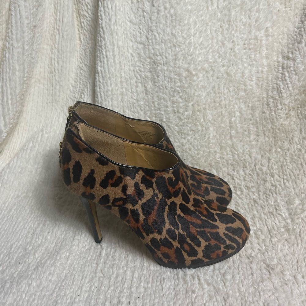 Nine West leather calf hair leopard Print ankle Heeled Boots SZ9 back zipper.